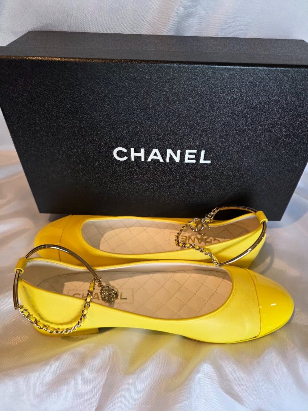 CHANEL Yellow Leather Ballet Flats Gold Chain Size 39.5 - Picture 2 of 8
